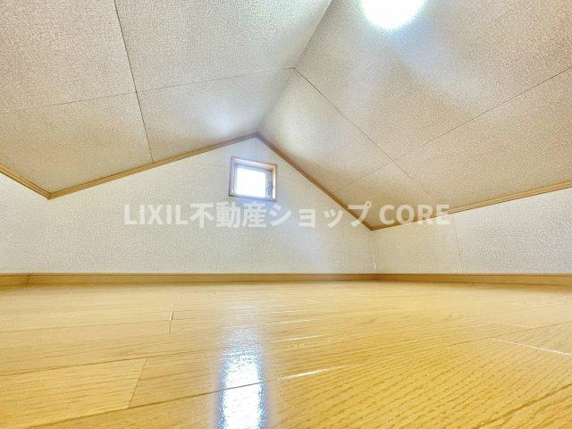 小屋裏収納付き♪日常では滅多に使用しないけれど、捨てられない大切な物を一挙にまとめて収納。　