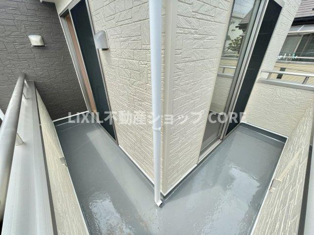 バルコニーは風通しが良く、日中は日当たりも良好です。洗濯物やお布団をたくさん干せます！　