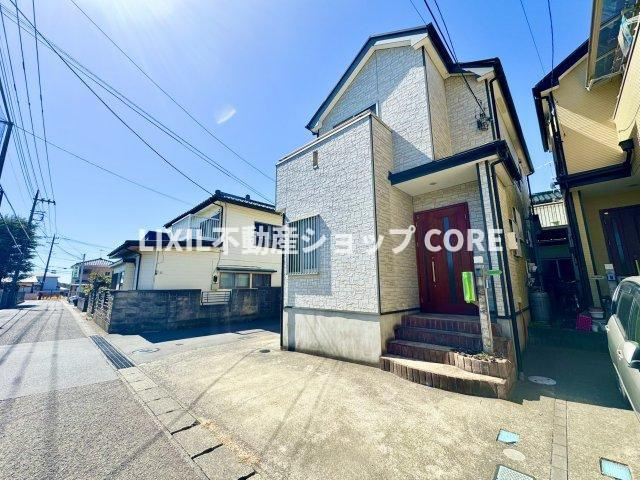 前面道路は閑静な住宅地をはしる車通りの少ない道路。お車の出し入れが苦手なママや小さなお子様にも安心　