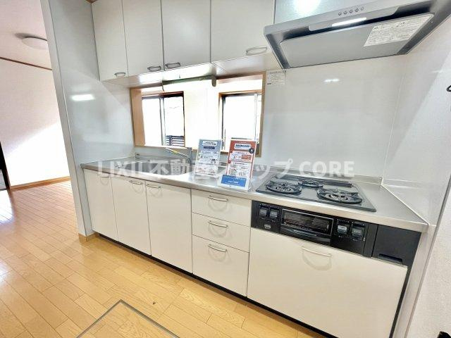三口コンロで、お料理の効率もアップ！使い勝手の良さを考えました。お洒落なシステムキッチンです。　