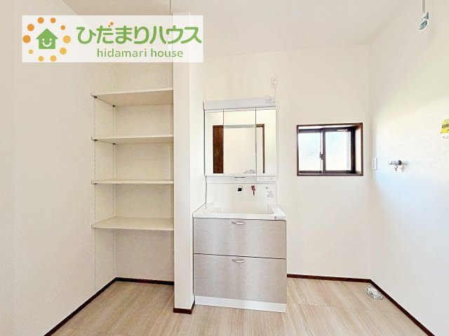 三面鏡の大きな鏡は憧れます(^^♪　鏡の後ろは収納となっていて、細かいものでも収納できるのでスッキリと整理できます！