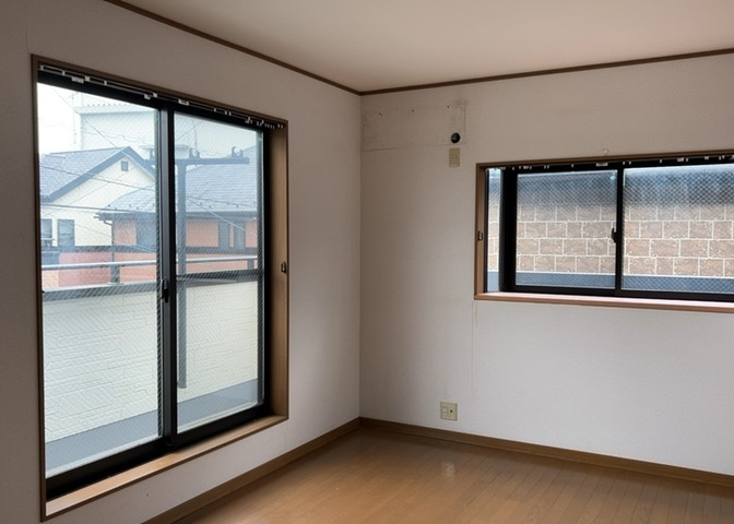 洋室のメリットは重い家具が置きやすく、身の回りが整理しやすいことです。　床がフローリングのため畳とは異なり凹みにくいです。　クローゼットなど収納が豊富で、普段使わない旅行カバンや服の整頓も簡単にです。