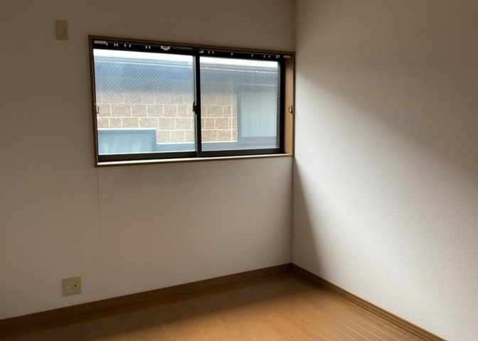 寝室でゆっくりと過ごすためにはベッド周りの適度な空間を担保することや窓の位置、照明の明るさ、寝室の広さなどを考える必要があります。自身や家族の構成とライフスタイルに併せて寝室にする部屋を選びましょう！