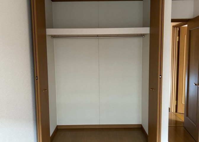 デザイン性を重視しすぎて収納が少なかった！なんてことにならないため、事前に現地で収納の数を確認しておくことをお勧めします。クローゼット以外にも床下収納や屋根裏収納、パントリーなどもチェックしましょう。