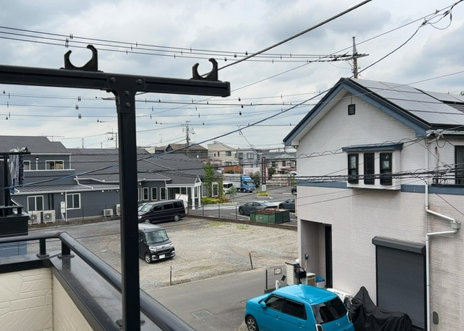 眺望を気にして物件を探す場合、前面に建物が建っていないか現地で確認しましょう！前面に建物があると景色はもちろん、日当たりや風通しにも影響が出てきます。住んだ時のことを想像しながら現地見学をしましょう。