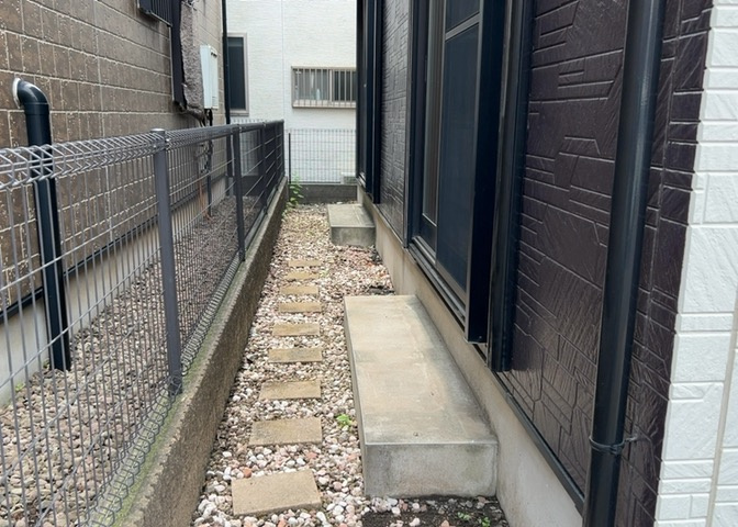庭があることでガーデニングや家庭菜園はもちろん、こどもの遊び場やペットを放して遊ぶことができます。また、家の周囲に余裕があるということです。隣地との間があれば、十分な日当たりと、風通しが確保できます。