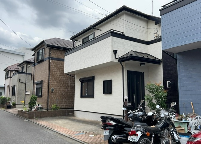 住宅用の土地では前面道路に2m以上接していなければならないと法律で定められています。しかし、お持ちの車のサイズやライフスタイルなどにより、2mでは利便が悪い場合もございますので、事前に確認しましょう。