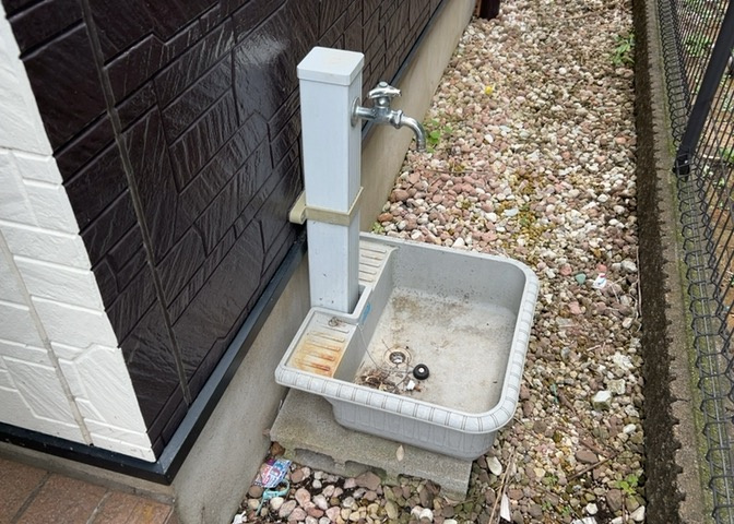 敷地内に散水栓や立水栓があると便利です。水道水を直接利用できるため、水を運ぶ手間を省くことが出来ます。大量の水を必要とする洗車作業や清掃などに役立ちます。その他設備とあわせて、現地でご確認ください。