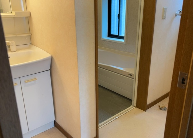 多くの戸建て住宅で見かける洗面脱衣所は、洗面台と洗濯機が2畳ほどのスペースに並べられていて、洗面所が脱衣所を兼ね備えている間取りが一般的です。お客様が利用することもある、パブリックな空間でもあります。