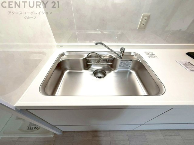 大きなシンクでお鍋などの大きな調理器具を洗う際にも便利です。　