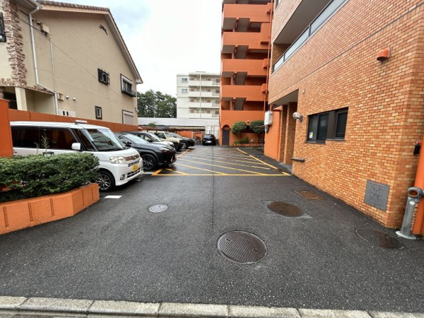 ライオンズマンション西丸之内の駐車場
