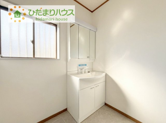 三面鏡の大きな鏡は憧れます(^^♪　鏡の後ろは収納となっていて、細かいものでも収納できるのでスッキリと整理できます！