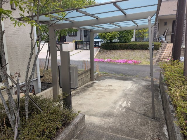 道路を挟んだ隣家との程よい距離感です。
