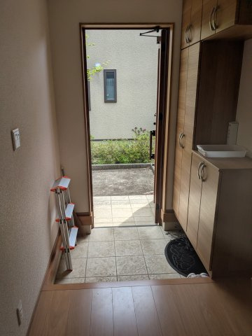 玄関のカウンターは、お客様をお迎えする季節飾りや雑貨を飾っておもてなし。
