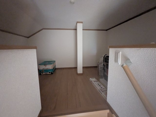 どんな風に使おうか迷ってしまいそうな多目的スペースです。小さいお子様なら間違いなく秘密基地です。