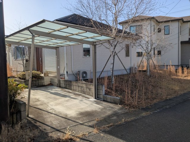 屋根のあるカーポートで大切なお車を守ります。