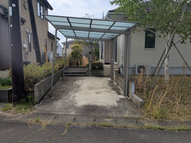 駐車場から玄関までのアプローチ。