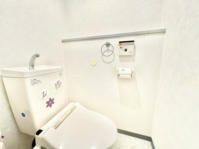 毎日の生活を快適にサポートする、温水洗浄便座付きトイレです。　便座まわりがすっきりして掃除がしやすい、便利な壁掛けリモコンタイプ。　実用的な手洗い金具付きタンク仕様で、節水・省スペースにも貢献。