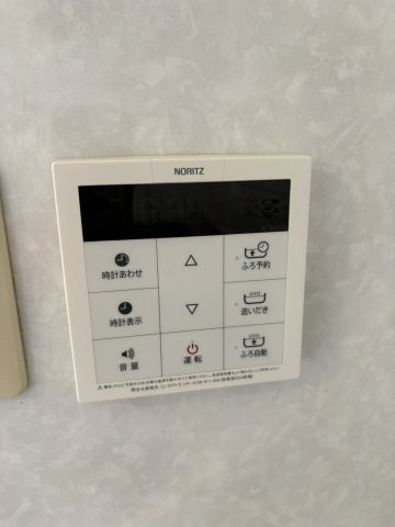 スムーズな入浴準備を叶える、ノーリツ製の多機能給湯器リモコンです。　ご家族の入浴時間がズレても安心、経済的で便利な追いだき機能を搭載しております。