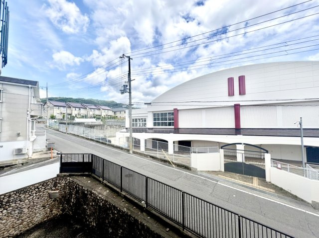 朝型のライフスタイルにぴったりな、東向きならではの明るい青空が広がる景色です。　周辺は高い建物が立ち並ばない第一種低層住居専用地域に近く、陽当り・通風も良好です。