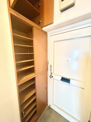 上下あわせて十数段におよぶ、整理整頓がしやすい可動棚仕様です。　高さを変えられるため、スニーカーからロングブーツまで収納が可能です。　季節物の靴や小物をスッキリ分けて格納できる便利な上部天袋収納付き。
