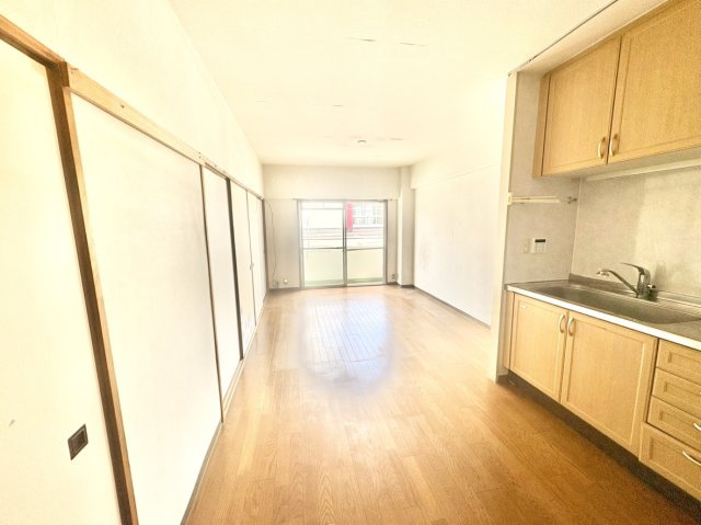 約10帖の洋室です。　家具が配置しやすく、キッチンから外まで視線が抜ける開放的な仕様となっております。　隣接する和室を開放すれば、さらに広々としたリビング空間として利用可能です。