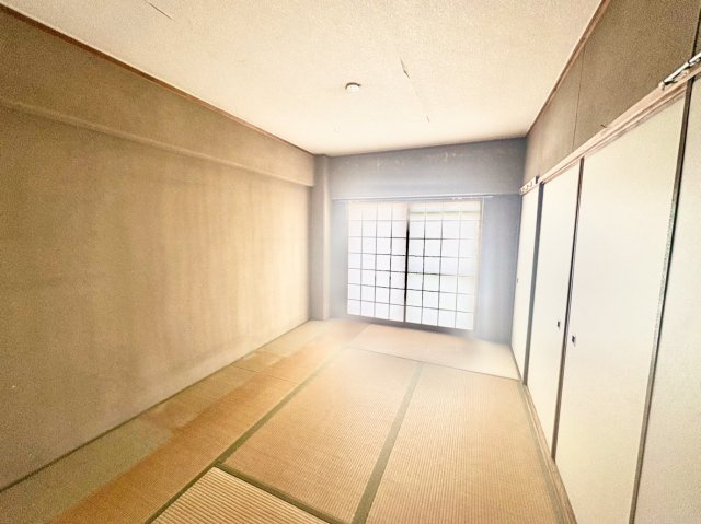 約6帖の和室です。　障子から入る柔らかな光が、落ち着きのある和の癒やし空間を演出してくれます。