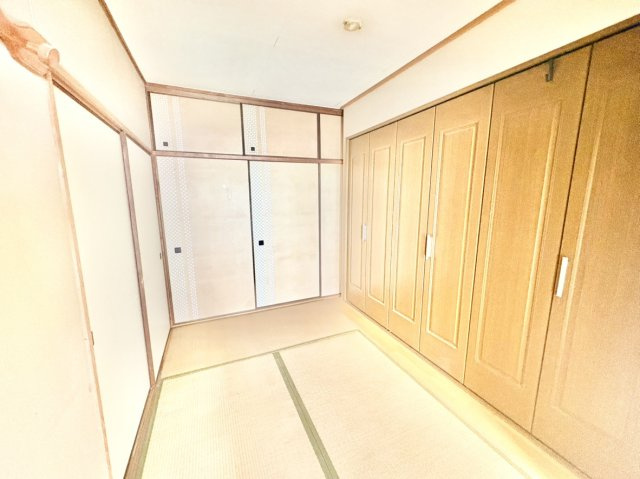 約3帖の和室です。　上部に天袋を備えた襖収納があり、使用頻度の低い荷物もスッキリ格納することが出来ます。　また、壁一面に配された「大型木製クローゼット」で洋服の管理も容易に可能です。
