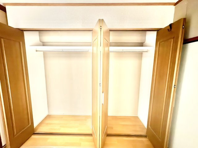 約3帖部分にあるクローゼットです。　2つのブースに分かれているため、衣類のジャンル分けや家族間での使い分けに便利です。