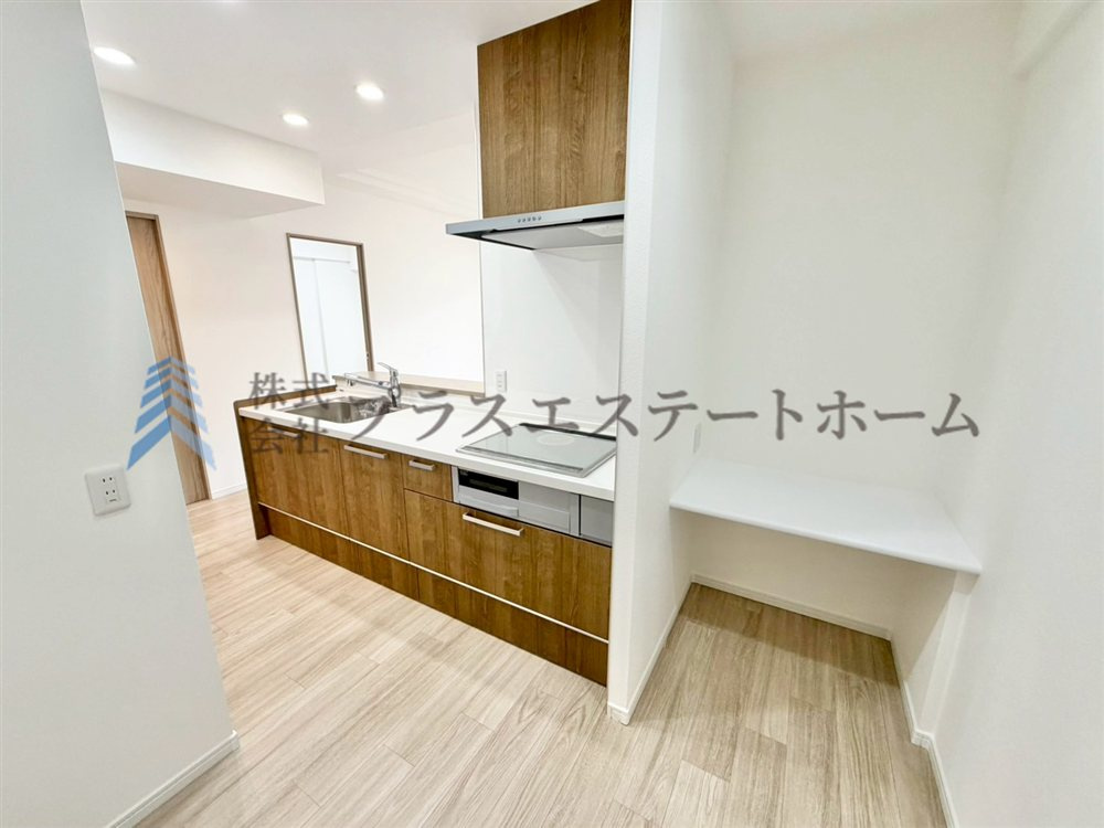 キッチン横にはワークスペースを設置♪パ村でレシピを調べたり、使い方いろいろで便利ですね♪
