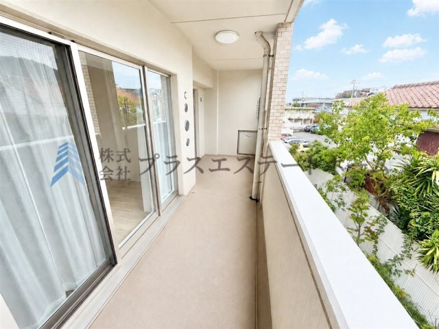 リビング全面が接するワイドバルコニー♪前面の建物が邪魔することなくよく陽が当たり、お洗濯物もすぐ乾きそう♪