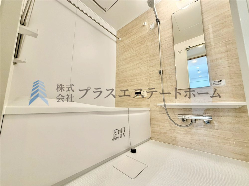 1日の疲れを癒してくれる浴室♪優しい色合いのアクセントパネルが施されており、リラックス感が漂います♪