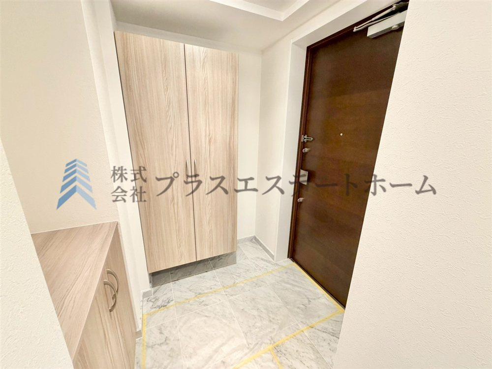 すっきりとした印象の玄関です♪下足入れが備わっており、ご家族の靴をまとめて収納できます♪