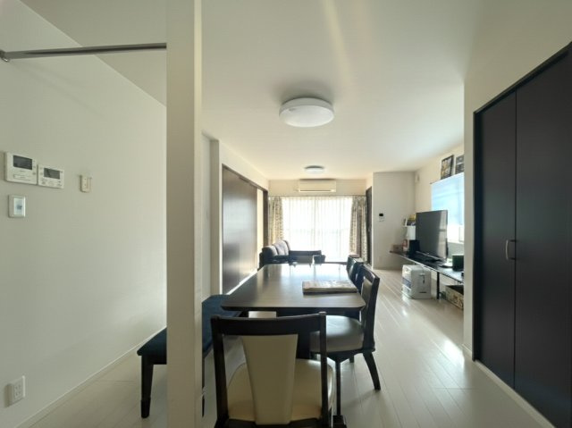 ダイニングからリビングまで見渡せる一体型のLDK。家族の様子を感じながら過ごせる安心の空間です。ゆとりある広さで、食事やくつろぎの時間をゆったり楽しめます。日中は自然光で快適にお過ごしいただけます。