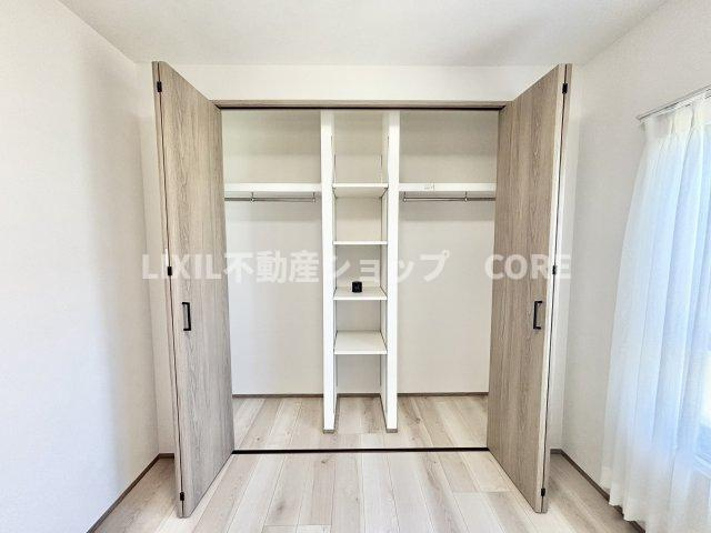普段着やスーツはもちろんのこと、コート類などもしっかり掛けられます。