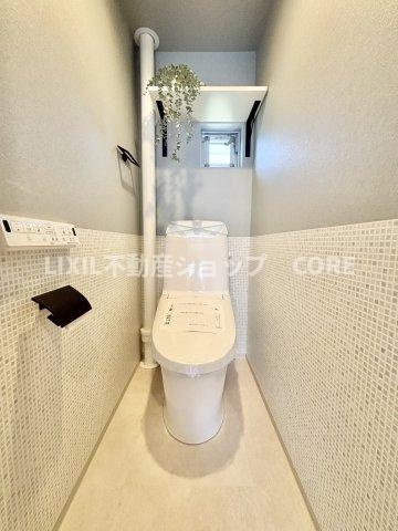 見た目もスッキリとしたデザインのトイレには温水洗浄暖房便座付き。