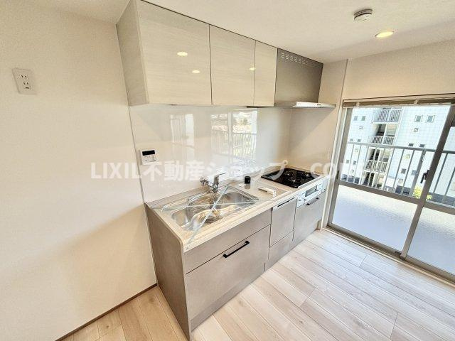 沢山の調理器具や調味料が収納でき、大きな流しもついてます　毎日のお料理が楽しみです。