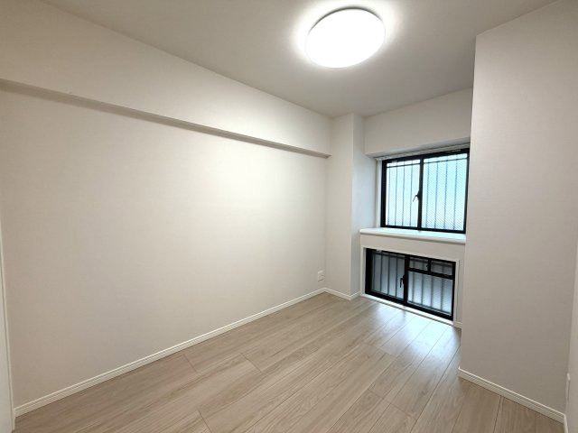 廊下に面した独立性の高い洋室は、プライベートな時間を穏やかに過ごせる落ち着いた空間。デスクやベッドを配置しやすく、お子様のお部屋や集中して作業ができる書斎にぴったりです。
