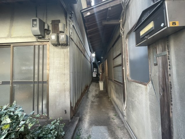隣地との距離感や周辺の建物配置が確認できる現地写真です。周囲は落ち着いた住宅が建ち並ぶエリアで、生活しやすい住環境が広がっています。実際の建築プランを検討するうえでも参考になるポイントです。