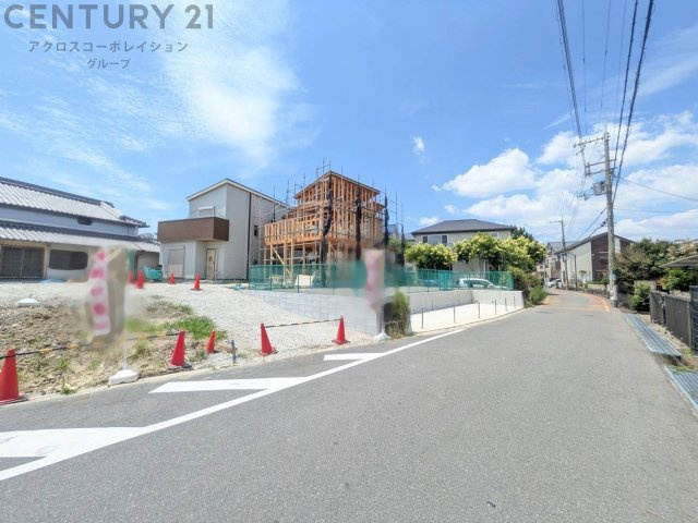 周辺には日常の買い出しに便利なスーパーやドラッグストアなどの生活施設が徒歩圏内に充実しています。公園　や緑地が多く、子育てファミリーにとってものびのびとした環境が整っています。