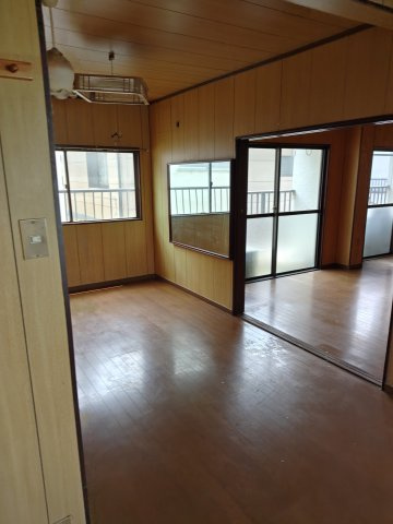 複数面の窓から光が取り込める連続した居室レイアウト