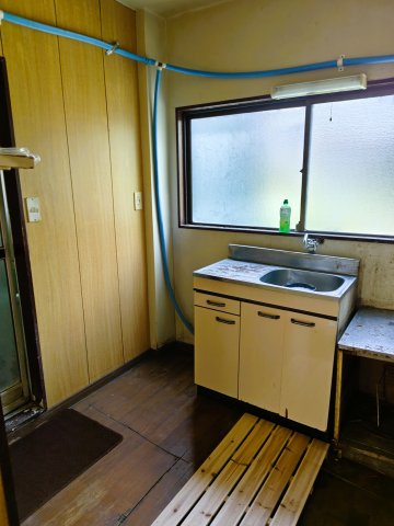 自然光が入る窓付きのキッチン・水回りスペース