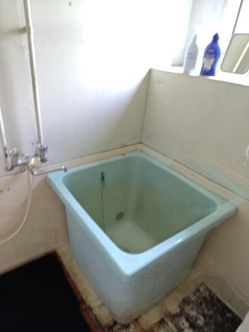 水栓およびシャワーが備え付けられた据え置き型浴槽