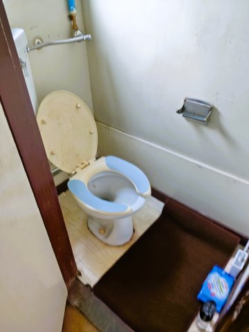 独立した配管設備を備えた洋式トイレ扉内観