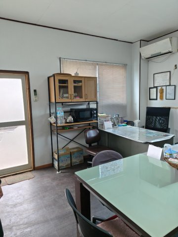 1階店舗・事務所スペースの内観（デスク・棚配置例）