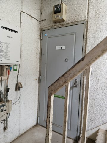 1階住戸（106号室）玄関前廊下の状態