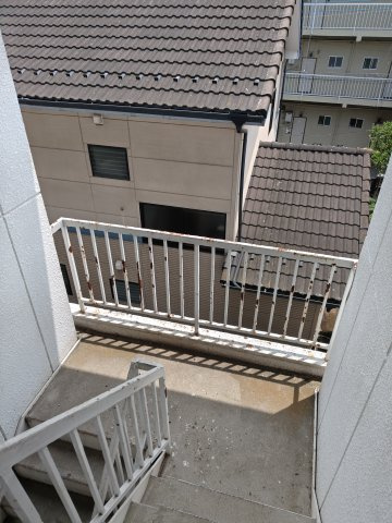 手すり壁が整備されている共用部階段踊り場