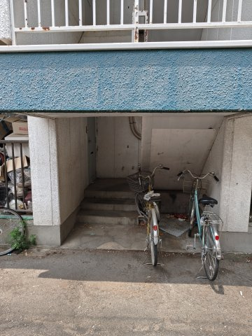 雨を避けやすい屋根付き構造となっている1階共用スペース