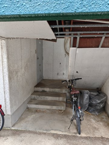 屋根付きの1階アプローチ部および階段設置エリア