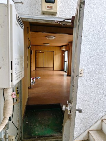 玄関ドアから見渡す居室スペースと奥行きのある間取り